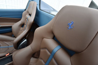 テスト車のシートには、ブルーの「跳ね馬刺しゅう」(オプション)が施されていた。