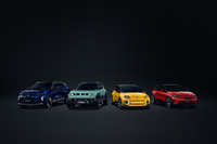 ルノーが設立したBEVを手がける新会社アンペア(Ampere)のBEVラインナップ。左から「セニックE-TECHエレクトリック」「4ever(フォーエバー)」「5(サンク)」、そして「メガーヌE-TECHエレクトリック」。