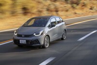 専用セッティングの足まわりを備えている「RS」。不整を乗り越えた後の揺れ残りが小さく上質な乗り味だ。