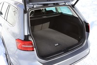 「パサート オールトラックTDI 4MOTIONアドバンス」の荷室の容量は639~1769リッター。スキー&スノーボード用品などがたっぷりと積み込める。