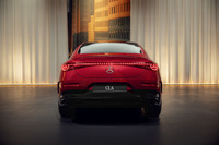 床下に敷き詰められる駆動用リチウムイオンバッテリーの使用可能容量は85kWh。出力11kWまでの普通充電と320kW(!)までの急速充電に対応している。