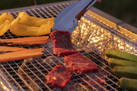 クルマで30分も離れたスーパーで仕入れた牛肉を焼く。パプリカなどの野菜は郡カメラマンがカットしてくれた。