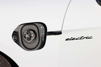 充電ポートはフロントフェンダーの左右にレイアウトされる(写真は左サイドの急速充電用)。いわゆるリッドは備わらず、ポート前方の黒い部分をタッチすることでシャッターが上下する仕組み。