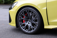 独特のオーバーフェンダーに包まれた前後異幅のタイヤサイズは従来のまま。そのサイズはフロントが265/30ZR19、リアが245/35ZR19 で、今回の試乗車は「ブリヂストン・ポテンザスポーツ」タイヤを装着していた。