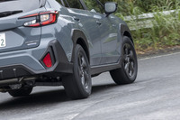 ドライ路面でまず感じたのはタイヤの高い剛性感。コーナリングや加減速時のグリップに余裕が感じられる。