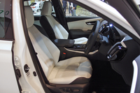 日本人の体型に合わせ、長時間座っても疲れない形状を追求したというシート。