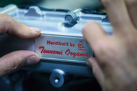 「日産GT-R」のエンジンに装着されるネームプレート。そのエンジンを組み立てた職人の名前が書かれている。