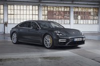 「ポルシェ・パナメーラ ターボS Eハイブリッド」は、システム全体で最高出力700PSと最大トルク870N・mを発生。従来の“プラグインハイブリッド車”のイメージとは大きくかけ離れた、超ハイパフォーマンスを誇る。