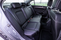 2790mmというロングホイールベースにより、頭上や足元に余裕を感じる「パサート」の後席。背もたれには、60:40の分割可倒機構およびスキーホールが、リアウィンドウには「電動サンブラインド」が備わっている。