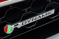 2018年モデルの「Fタイプ」では、グレード構成についても一部を変更。新開発の2リッター直4ターボエンジンは、ベースグレードと「R-DYNAMIC」の2グレードに設定される。