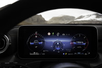 「Cクラス オールテレイン」のメーターに新設定された、走行状況を表示する「Offroad」モード。車両の傾斜やステアリングの操舵角、地理座標、コンパスなどの情報を表示できる。