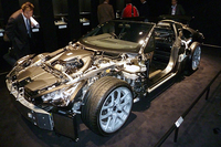 2011年の東京モーターショーに展示された「LFA」のスケルトンモデル。バルクヘッドにめり込むような位置に搭載されたエンジンや、CFRP製のボディー骨格などがよく分かる。