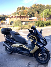 大胆なロゴをまとったヤマハの560ccスクーター「TMAX560」。シエナにて。