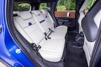 大人がリラックスして座れるスペースが確保されている後席。前後に約140mmスライドできるほか、背もたれにはリクライニングと40:20:40の分割可倒機構が備わる。