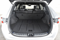 荷室の様子。後席の背もたれを前方に倒すことで、容量を拡大できる。フロア下にも予備の積載スペースが確保される。(写真をクリックすると荷室のアレンジが見られます)