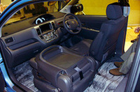 「パノラマオープンドア」を開いたところ。シートバックが前に倒された助手席は、全体をさらに前へもちあげることができる。