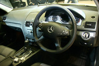 内装パネルは、ベーシックモデルがピアノラッカー調。エレガンスはウォールナットウッド、アバンギャルドにはブラックバードアイメープルウッドが採用される