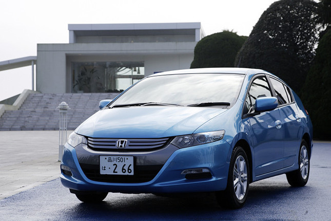 【スペック】全長×全幅×全高=4390×1695×1425mm/ホイールベース=2550mm/車重=1190kg/駆動方式=FF/1.3リッター直4SOHC8バルブ(88ps/5800rpm、12.3kgm/4500rpm)、モーター(14ps/1500rpm、8.0kgm/1000rpm)/価格=205万円(テスト車=259万3000円/15インチアルミホイール=6万3000円/HDDインターナビシステム+ETC車載器=24万9000円/コンフォートビューパッケージ=3万1500円/VSA=5万2500円/スマートキーシステム=6万3000円/前席用i-サイド&サイドカーテンエアバッグシステム=8万4000円)