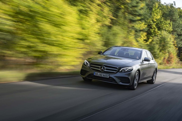 「E300e」は、システム最高出力320ps、同最大トルク700Nmという実力。EV航続距離は50kmを確保する。燃費はNEDC複合モードで50.0km/リッターというデータが公表されている。