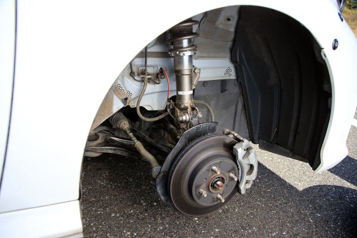 「TRD CUP-SPECダンパー」が装着されたフロントの足まわり。このサスペンションキットは、スプリングを交換することでターマックでもグラベルでも使用できるのが特徴だ。