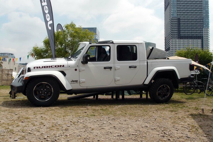 「グラディエーター」のボディーサイズは全長×全幅×全高=5600×1930×1850mmで、ホイールベースは3490mm。「ラングラー アンリミテッド」と比べた場合、ボディーは730mm、ホイールベースは480mm長くなっている。