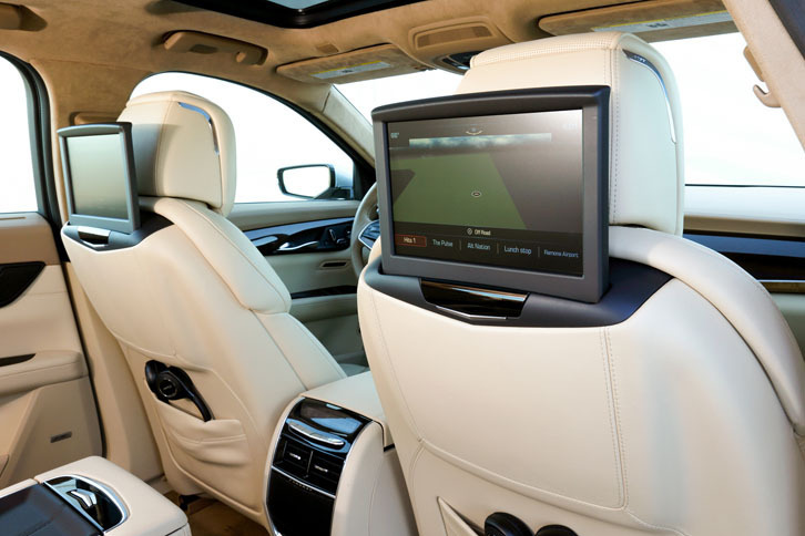 テスト車に備わっていた、後席用のエンターテインメントシステム。10インチサイズの液晶モニターが組み合わされる。