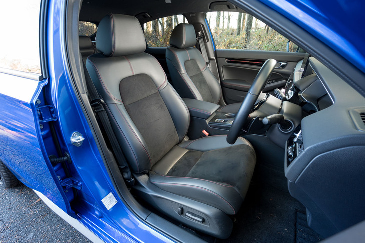 「シビック」のシート表皮はスエード調素材と合皮の組み合わせ。大柄なアメリカ人が乗るためか、シート高の調整幅が広い(すごく低く設定できる)。