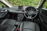 大幅改良を受けた「CX-3」のインテリア。新デザインのセンターコンソールに加え、上級グレード「Lパッケージ」では、ダッシュボードなどに用いられたスエード調素材「グランリュクス」が目を引く。