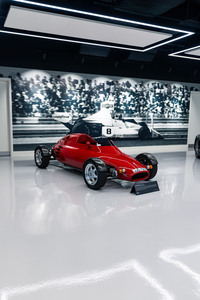 自ら立ち上げたライトカー・カンパニーで販売した「ロケット」。ヤマハのオートバイ用エンジンを横置きでミドシップしていた。