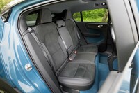 クーペスタイルのため、後席のヘッドレストの先端は天井すれすれになっている。「フィヨルドブルー」のカーペットはボディーカラーで同名色か「クリスタルホワイト」を選んだ場合のみの配色(その他の場合はチャコール)。