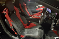 「コルベットZ06コンバーチブル3LZ」のコックピット。パーフォレーテッドナパレザー表皮をメインに仕立てられた「コンペティションバケットシート」が標準で装備される。