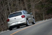 ワインディングロードで快活な走りをみせる新型「ポロ」。その動力性能は、0-100km/h加速が10.8秒、最高速が187km/hと公表されている。