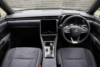 各所にスエード調表皮が用いられた「クール」のインテリア。各部の仕立ては「リラックス」と大きく異なるものの、装備の設定は共通だ。ディスプレイオーディオや「レクサスLBXプレミアムサウンドシステム」、計4つのUSB Type-Cポートなどが標準で採用されている。