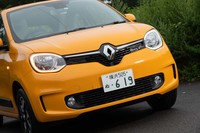 メインのハロゲンライトの周囲を、他のルノー車と同じ「Cシェイプ」のLEDデイタイムライトで囲んだ意匠を採用した。