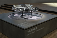 「ジャパンモビリティショー2025」のマツダブースに展示されたCO2回収装置「マツダモバイルカーボンキャプチャー」。CO2貯蔵タンクと気液分離器、CO2吸着・脱離ユニット、そしてブロワーで構成されている。