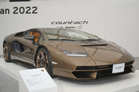 会場に展示された「カウンタックLPI800-4」。