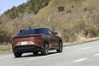 前後独立モーターであることを生かして前後の駆動力配分を100:0から0:100の間でアクティブにコントロール。最適なトラクションを確保すると同時に優れた乗り味も実現している。