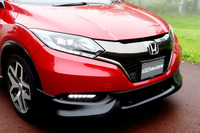 フロントのアンダースポイラー。つや消しブラック(写真)のほか、ボディーカラー同色のものや、未塗装のものもラインナップされる。