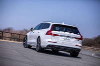 試乗車のボディーカラーは、有償色の「クリスタルホワイトパール」に塗られていた。それを含め「V60」には全7種類の外装色が設定されている。