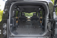 「ディフェンダー110」の2列目と3列目シートを折りたたんだ荷室の様子。容量は3列目シート使用時の231リッターから最大で2233リッターに拡大できる。床面がほぼフラットになるのも同モデルの特徴だ。リアゲートはディフェンダーの伝統で、右ヒンジの横開きになっている。