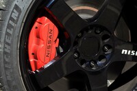 ブレーキには、速度域を問わないリニアで正確なコントロール性を追求した、ストリート向けの「NISMOブレーキパッド」が採用されていた。