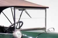 降雨時の視界を確保するための道具として、ワイパーは早くから自動車に採用されてきたが、本格的に普及するのは機構が電動化されてからだった。写真はトヨタ博物館に収蔵される「オースチン・セブン」(1924年製)のワイパー。