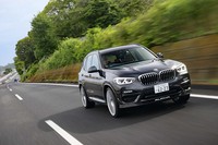 0-100km/hの加速タイムは「BMW X3」と同じ4.9秒。巡航最高速度は254km/h(22インチホイール装着車は249km/h)と公表される。