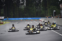 決勝のスタートシーン。webCGチーム(ゼッケン5番)は2番グリッドからスタートしたのだが、早くもポジションを下げている。