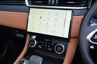 センタースクリーンは上下に湾曲した表面処理がユニークだ。大画面でありながら表示のトーンを抑えることで主張しすぎていないのがさすがだ。