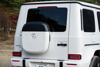 リアのスペアタイヤに代えて収納ボックスを装備。ウィンドウエリアに合わせてボディー同色とブラックに塗り分けられている。