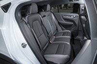 ルーフが寝ているため「C40リチャージ」の後席ヘッドレストは天井すれすれ。大人でも問題なく座れるが、「XC40リチャージ」のほうが広々としているのは間違いない。