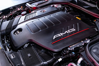 「AMG GT53 4MATIC+(ISG)ファイナルエディション」は、最高出力435PS、最大トルク520N・mの3リッター直6ターボエンジンに、同22PS、同250N・mのISG(インテグレーテッドスタータージェネレーター)と電動スーパーチャージャー、48V電源システムを組み合わせたマイルドハイブリッドユニットを搭載する。