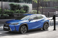 現時点でレクサスが販売している唯一のBEVである「UX300e」。580万円~635万円の価格で、2020年10月にデビューした。