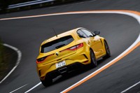 サーキット走行におけるコーナリングを想定し、車両の姿勢を積極的にコントロールできるトルセンLSDが標準装備されている。